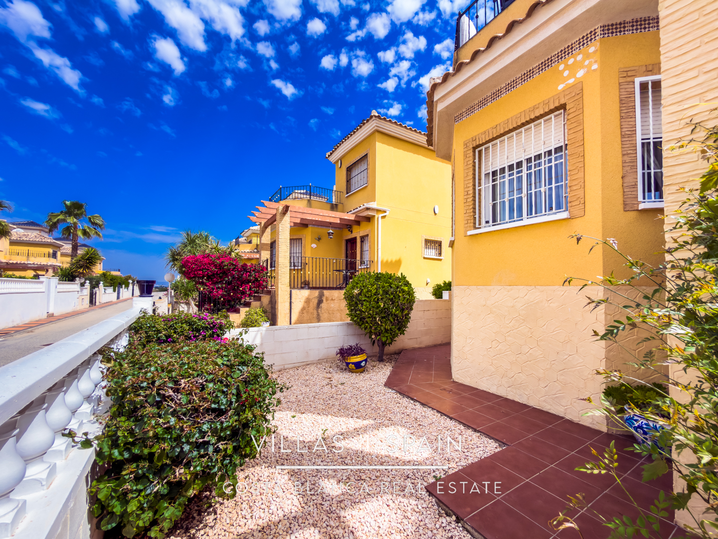 Resale - 3 Bed 2 Bath Villa With Private parking and community pool in Lo Crispin, Algorfa - av. de las naciones - Alicante