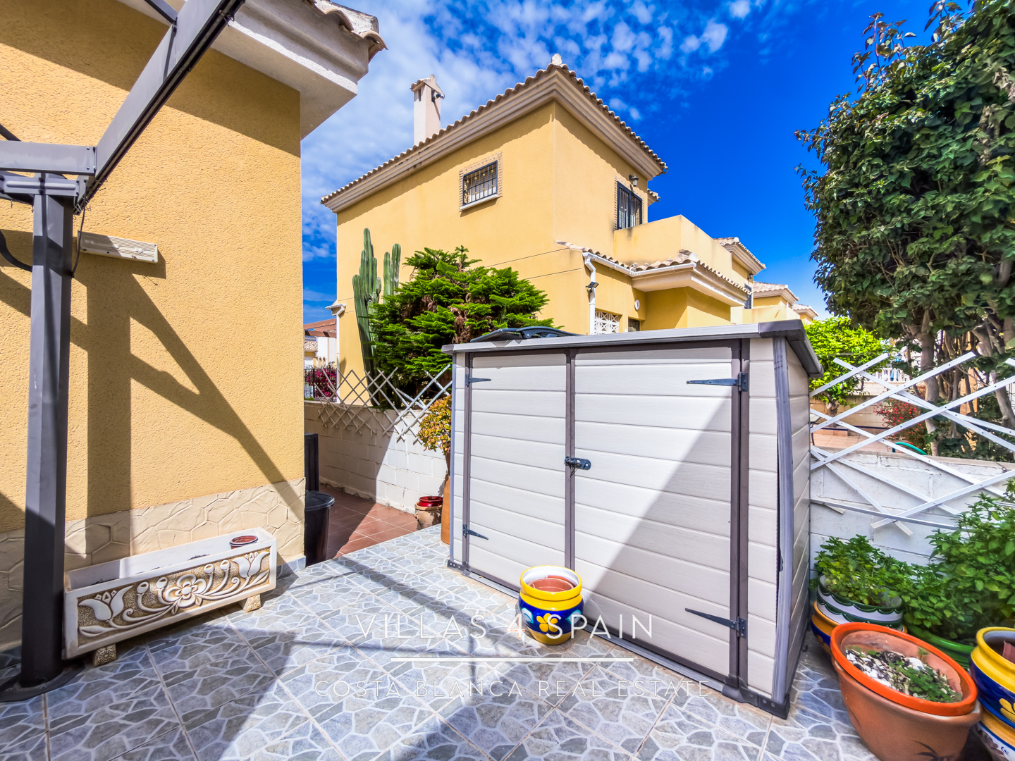 Resale - 3 Bed 2 Bath Villa With Private parking and community pool in Lo Crispin, Algorfa - av. de las naciones - Alicante