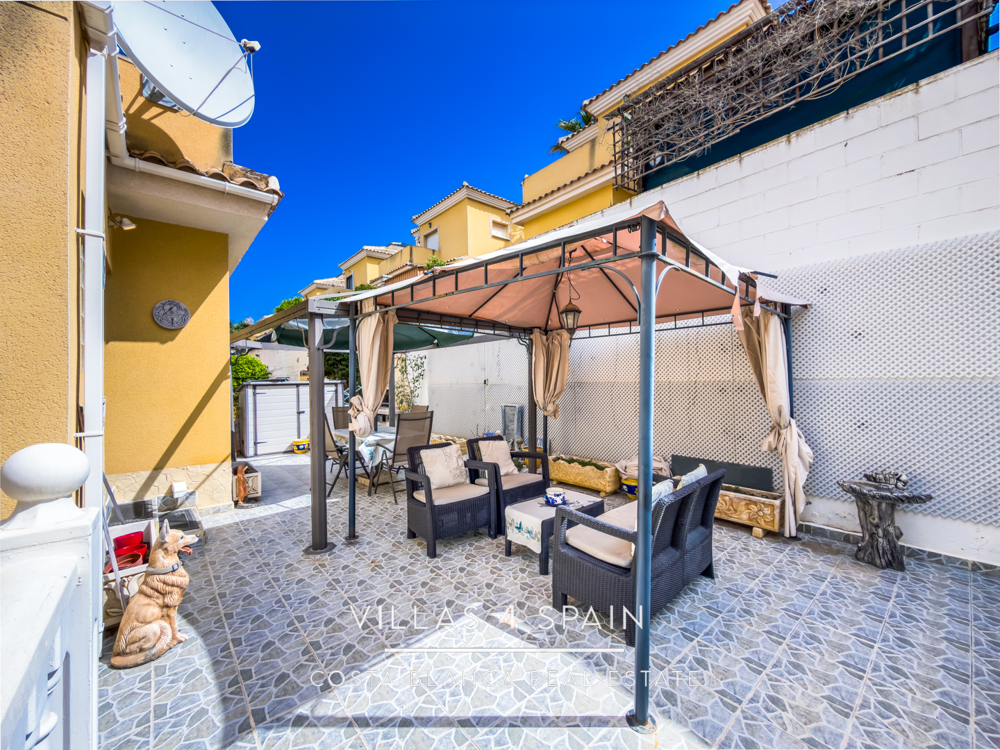 Resale - 3 Bed 2 Bath Villa With Private parking and community pool in Lo Crispin, Algorfa - av. de las naciones - Alicante