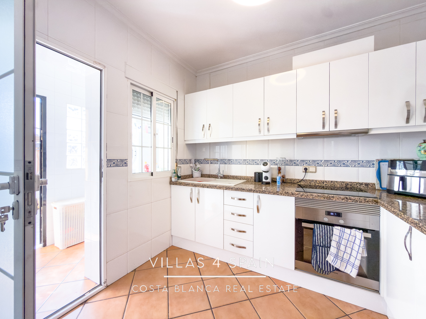 Resale - 3 Bed 2 Bath Villa With Private parking and community pool in Lo Crispin, Algorfa - av. de las naciones - Alicante