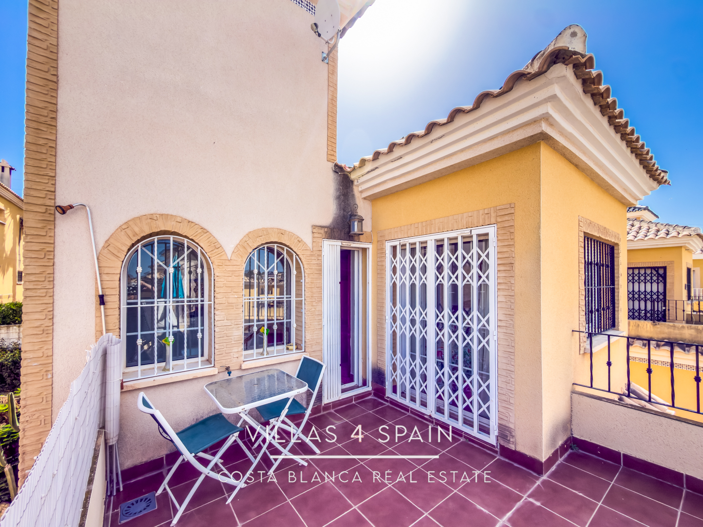 Resale - 3 Bed 2 Bath Villa With Private parking and community pool in Lo Crispin, Algorfa - av. de las naciones - Alicante