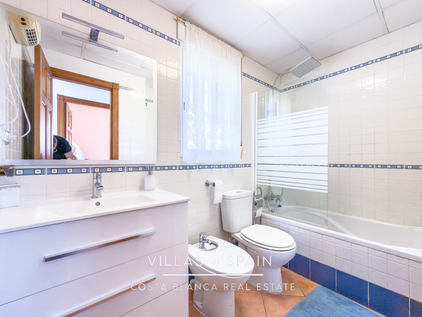 Resale - 3 Bed 2 Bath Villa With Private parking and community pool in Lo Crispin, Algorfa - av. de las naciones - Alicante