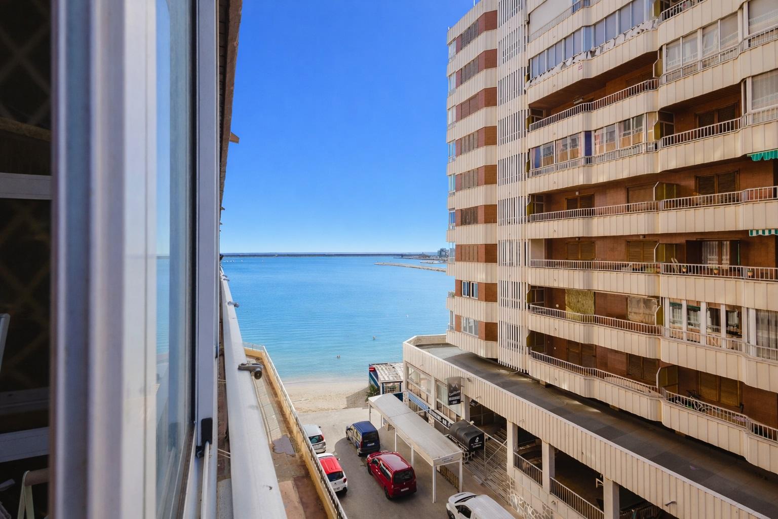 Resale - 3 Bedroom 2 Bathroom  in Torrevieja - Playa del Acequión - Alicante