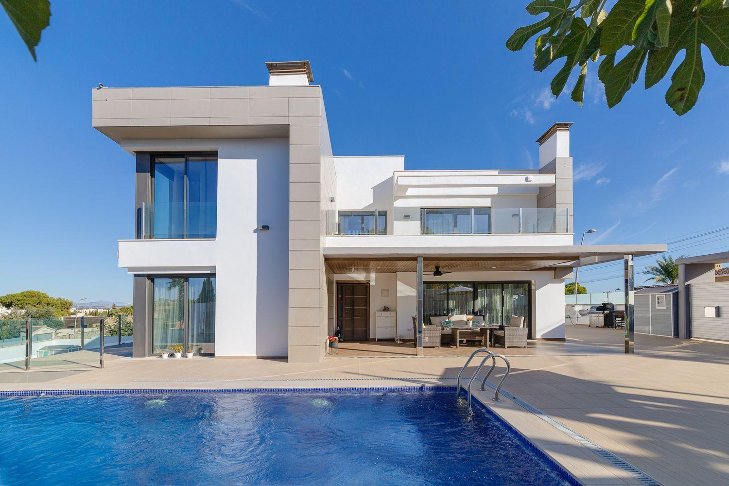 Resale - 3 Bedroom 4 Bathroom  in Torrevieja - Los Balcones - Alicante