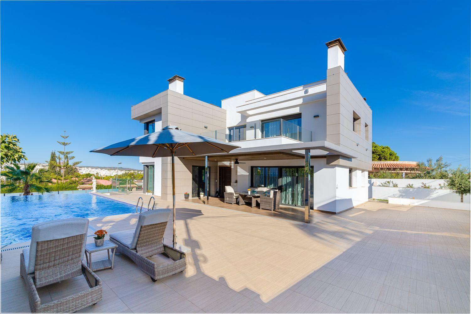 Resale - 3 Bedroom 4 Bathroom  in Torrevieja - Los Balcones - Alicante