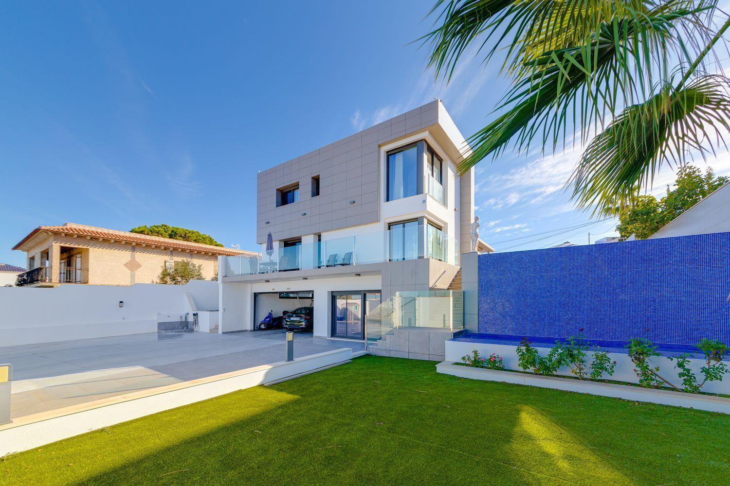 Resale - 3 Bedroom 4 Bathroom  in Torrevieja - Los Balcones - Alicante