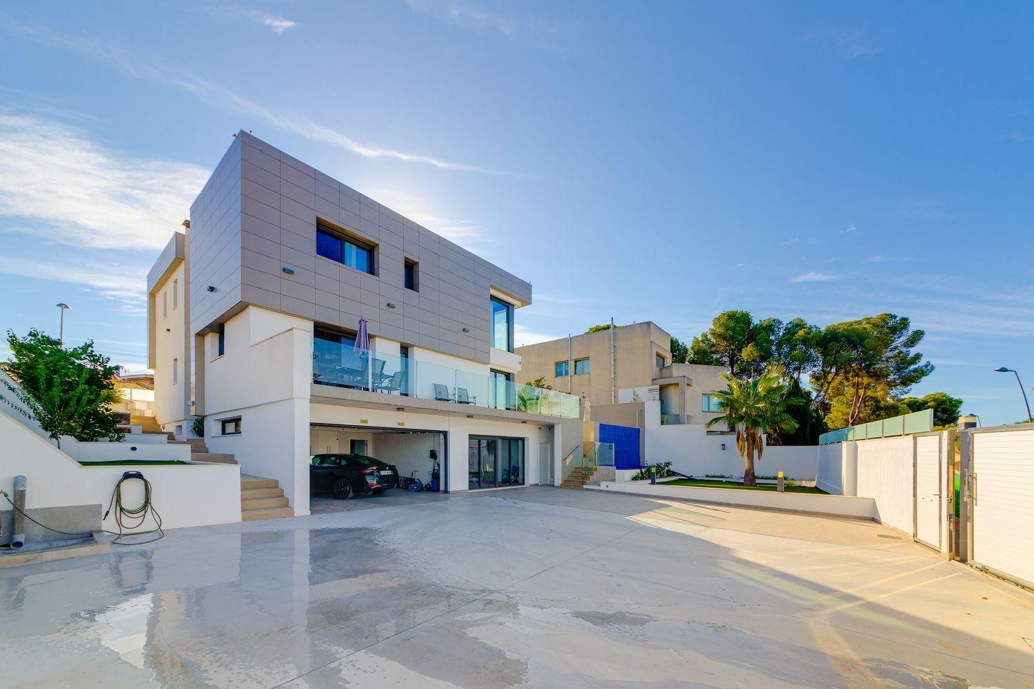 Resale - 3 Bedroom 4 Bathroom  in Torrevieja - Los Balcones - Alicante