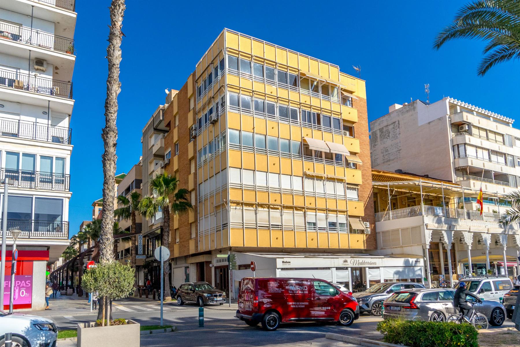 Resale - 4 Bedroom 2 Bathroom  in Torrevieja - CLUB NAUTICO TORREVIEJA - Alicante