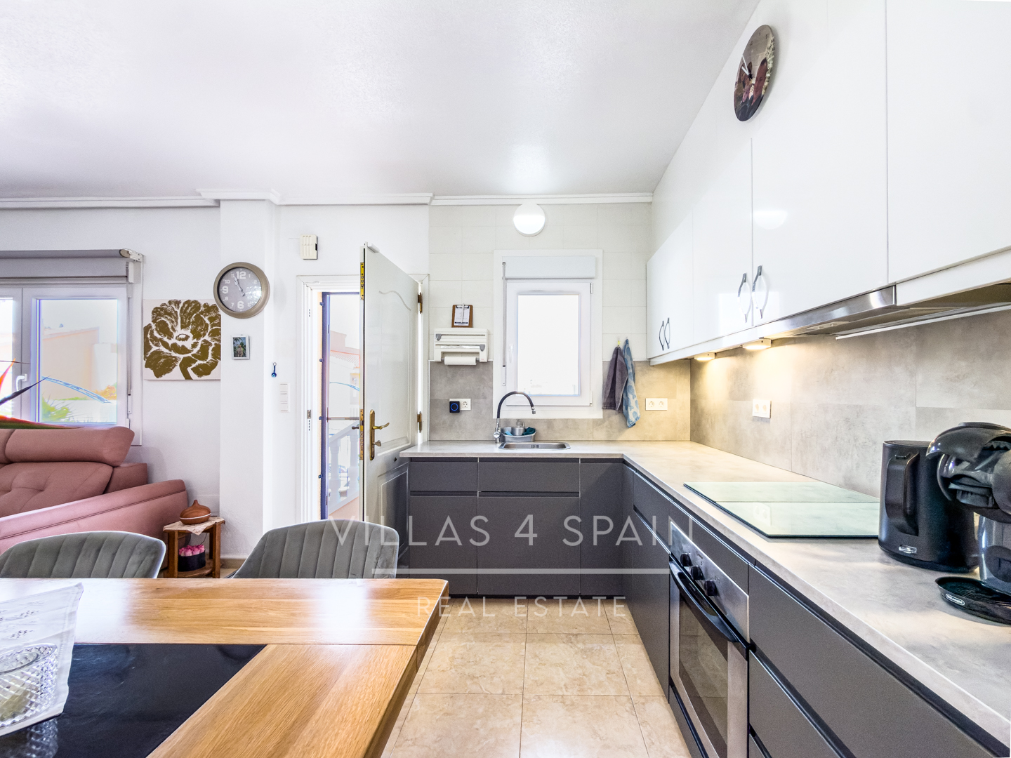 Resale - 3 Bed 2 Bath townhouse with roof terrace and community pool in Benijofar - Ciudad Quesada  - calle rio miño - Alicante