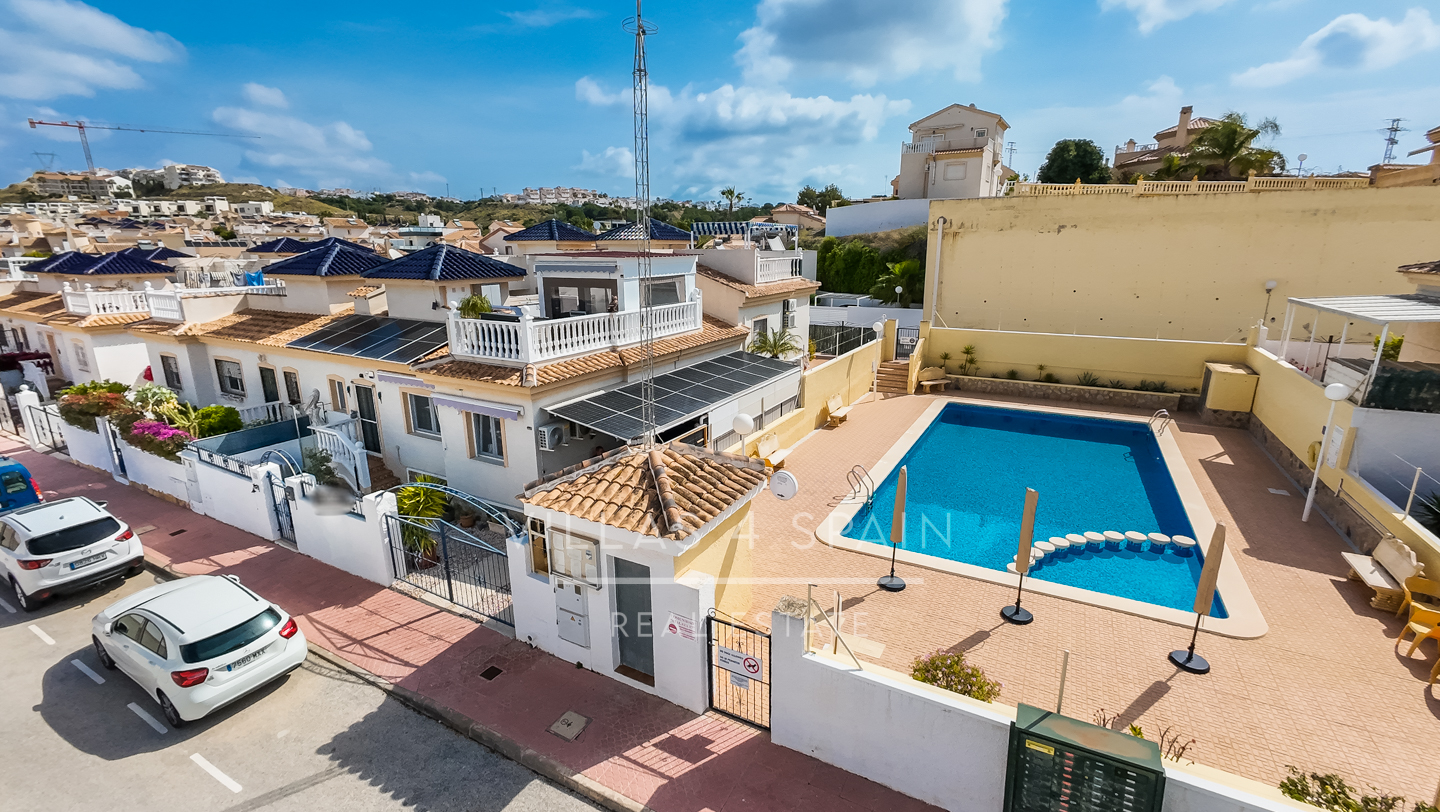 Resale - 3 Bed 2 Bath townhouse with roof terrace and community pool in Benijofar - Ciudad Quesada  - calle rio miño - Alicante
