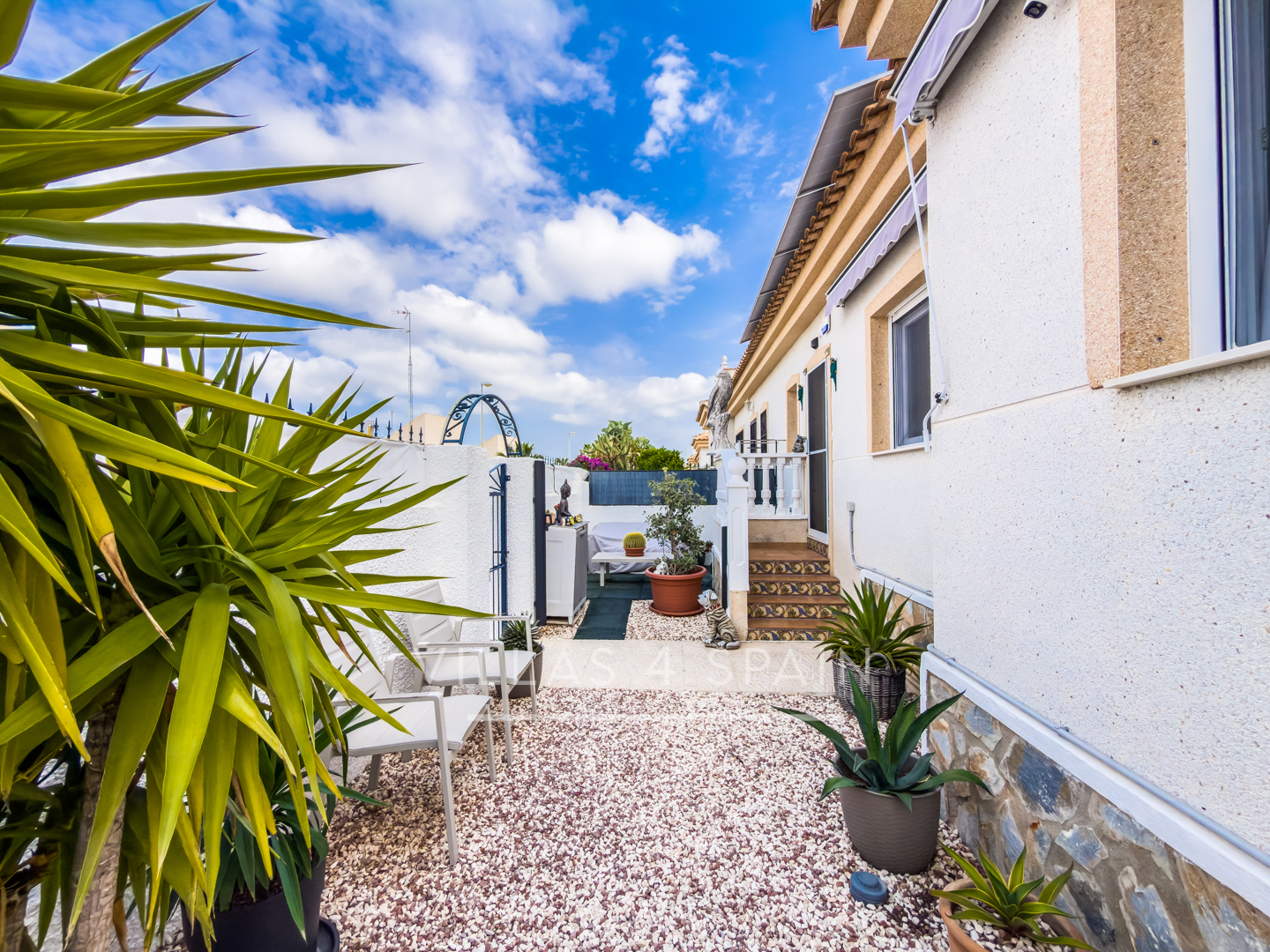 Resale - 3 Bed 2 Bath townhouse with roof terrace and community pool in Benijofar - Ciudad Quesada  - calle rio miño - Alicante