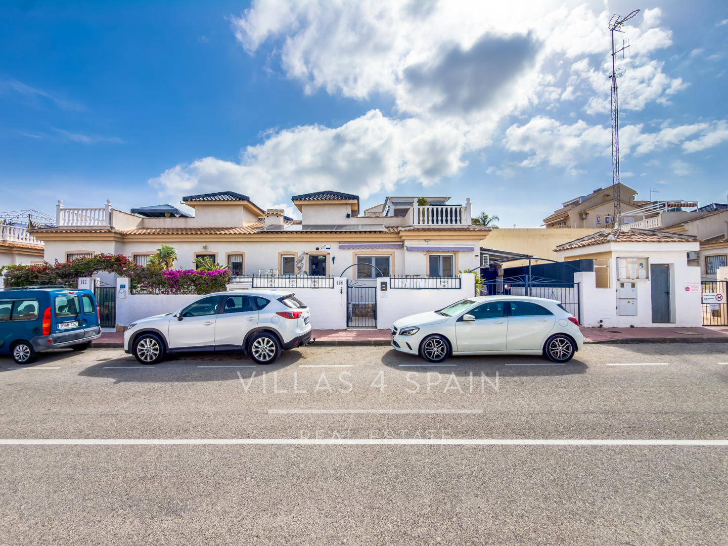 Resale - 3 Bed 2 Bath townhouse with roof terrace and community pool in Benijofar - Ciudad Quesada  - calle rio miño - Alicante