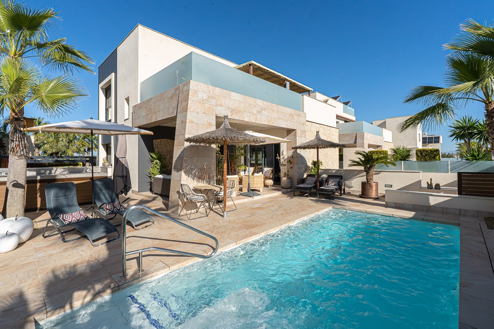 4 bed 2 bath villa with private pool for sale in Benijofar