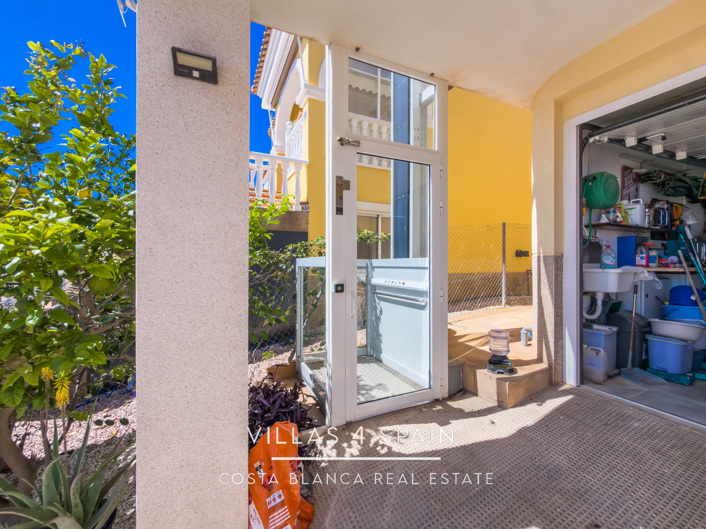Resale - 3 Bed 2 Bath Villa with underbuild in La Marina Alicante - av. de londres - Alicante