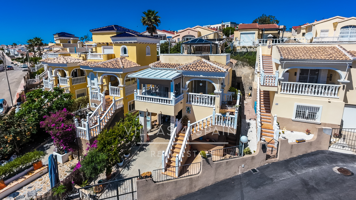 Resale - 3 Bed 2 Bath Villa with underbuild in La Marina Alicante - av. de londres - Alicante