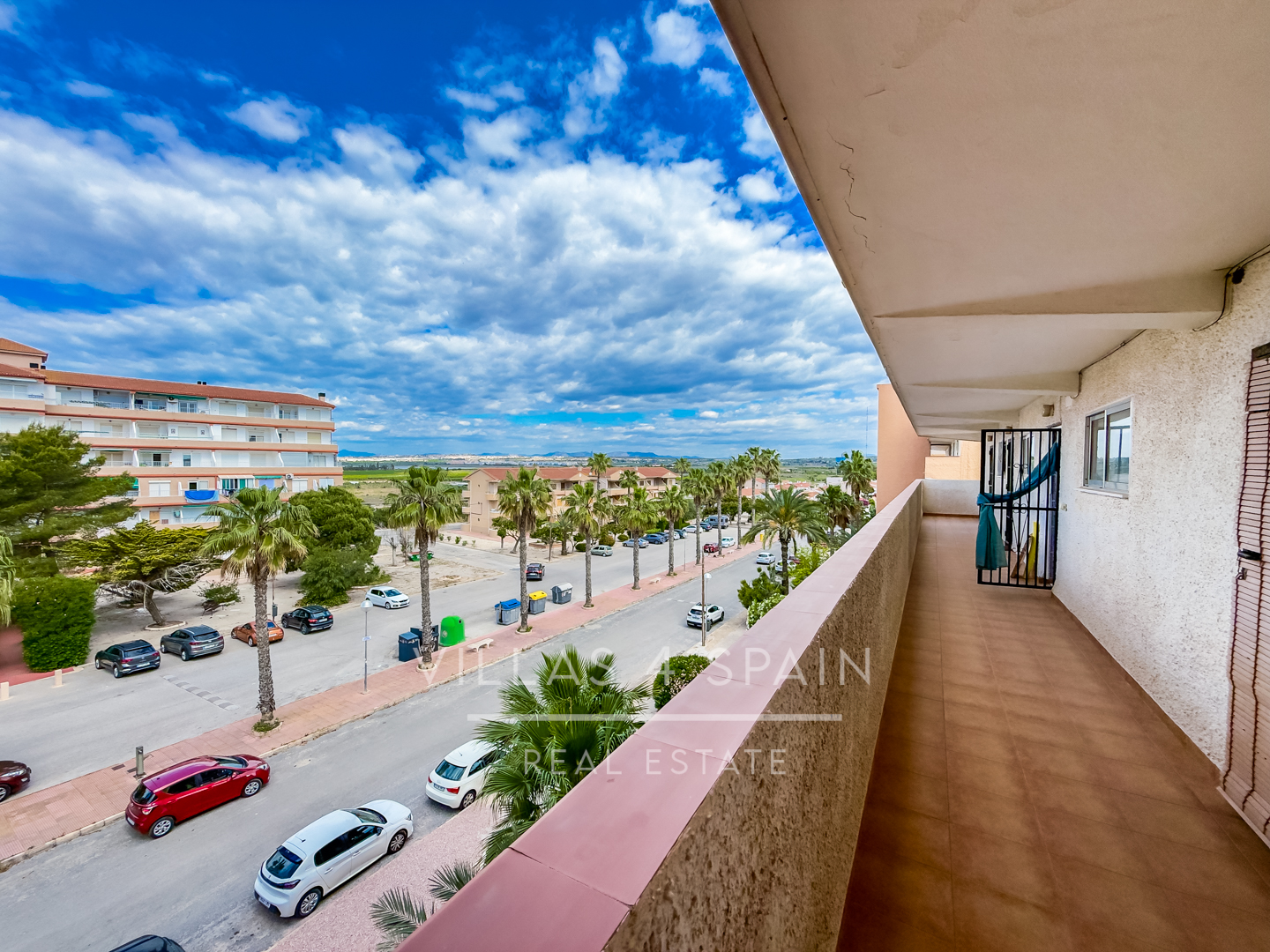 Resale - 2 Bed 1 Bath apartment with sea views and beach access directly in front - partida lomas del polo - Alicante