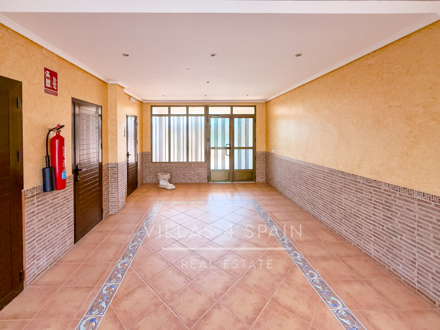 Resale - 2 Bed 1 Bath apartment with sea views and beach access directly in front - partida lomas del polo - Alicante