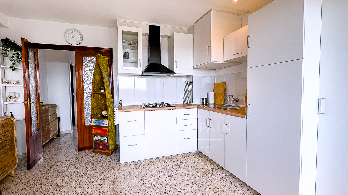 Resale - 2 Bed 1 Bath apartment with sea views and beach access directly in front - partida lomas del polo - Alicante