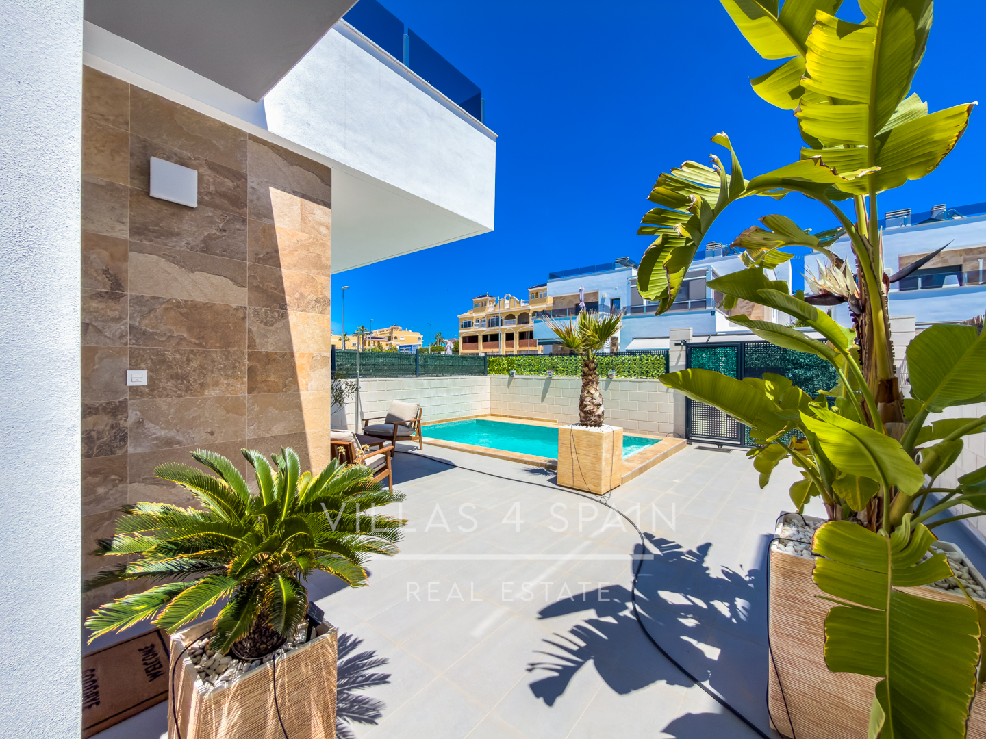 Sold - 3 Bed 3 Bath Modern Villa with Private Pool and parking in Benijofar Alicante - calle pais valenciano  - Alicante