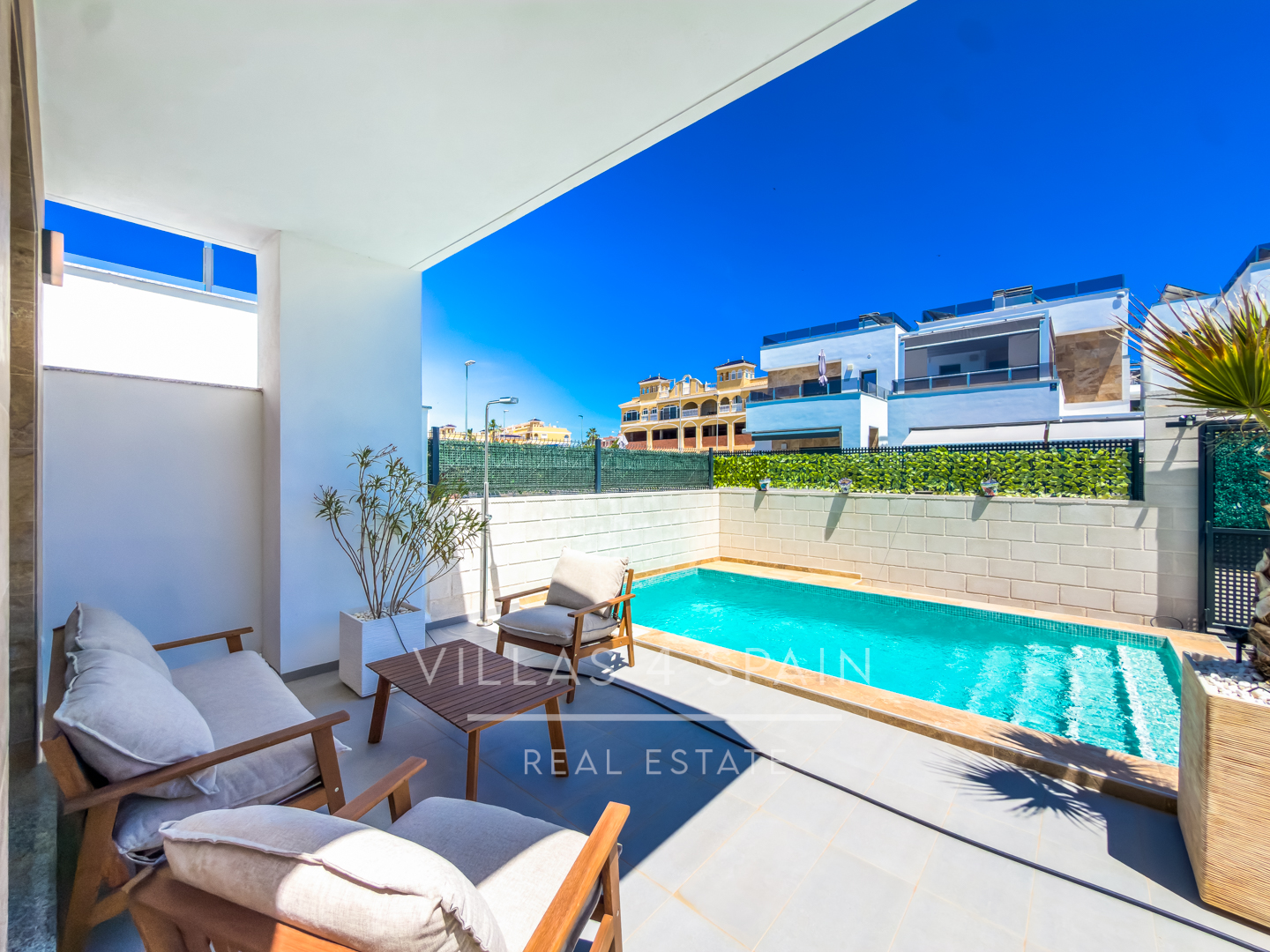Sold - 3 Bed 3 Bath Modern Villa with Private Pool and parking in Benijofar Alicante - calle pais valenciano  - Alicante
