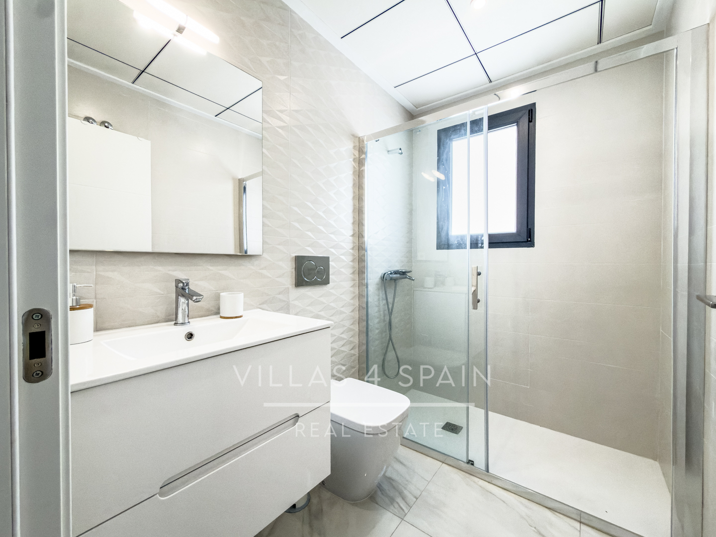 Sold - 3 Bed 3 Bath Modern Villa with Private Pool and parking in Benijofar Alicante - calle pais valenciano  - Alicante