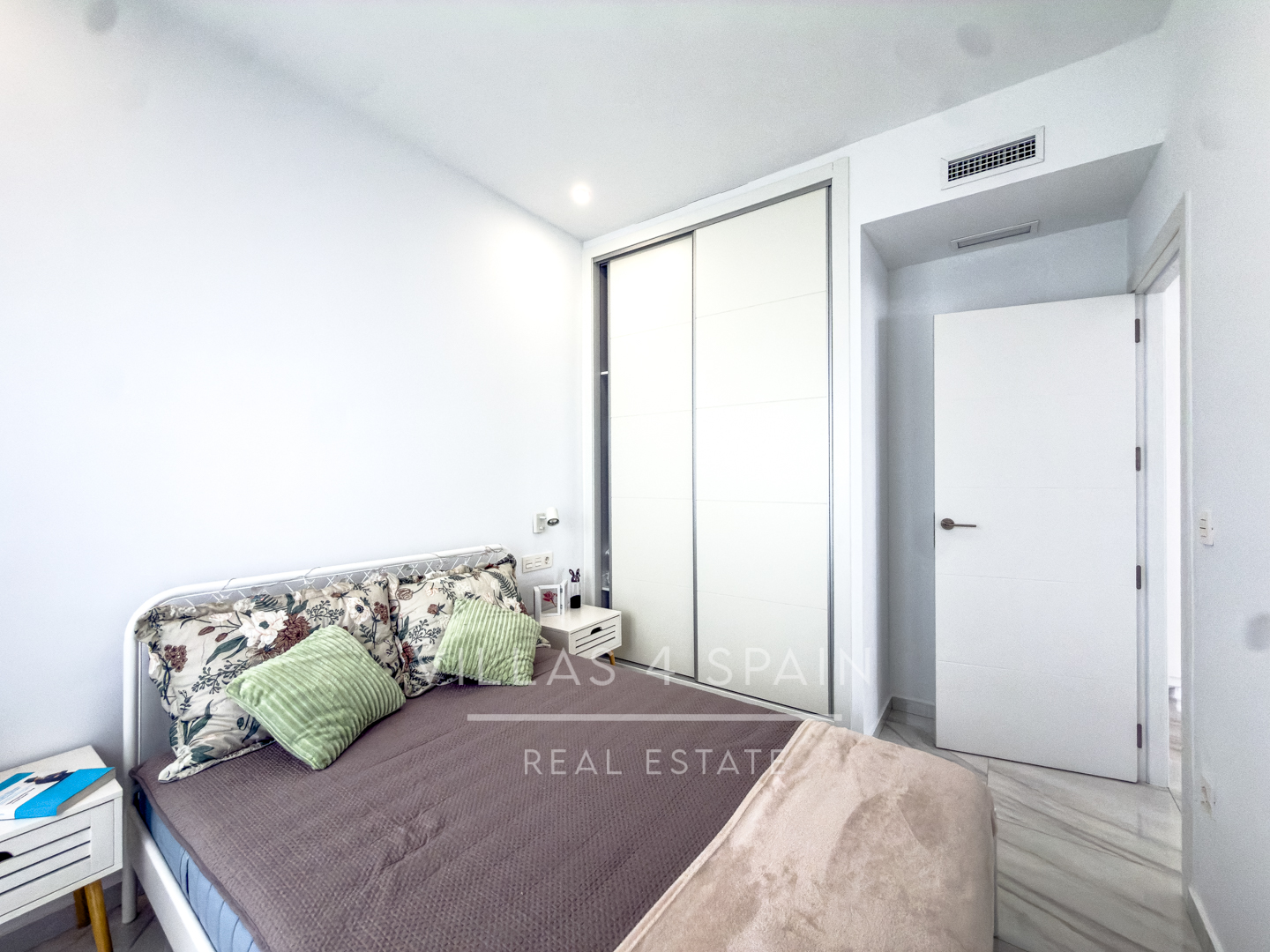 Sold - 3 Bed 3 Bath Modern Villa with Private Pool and parking in Benijofar Alicante - calle pais valenciano  - Alicante