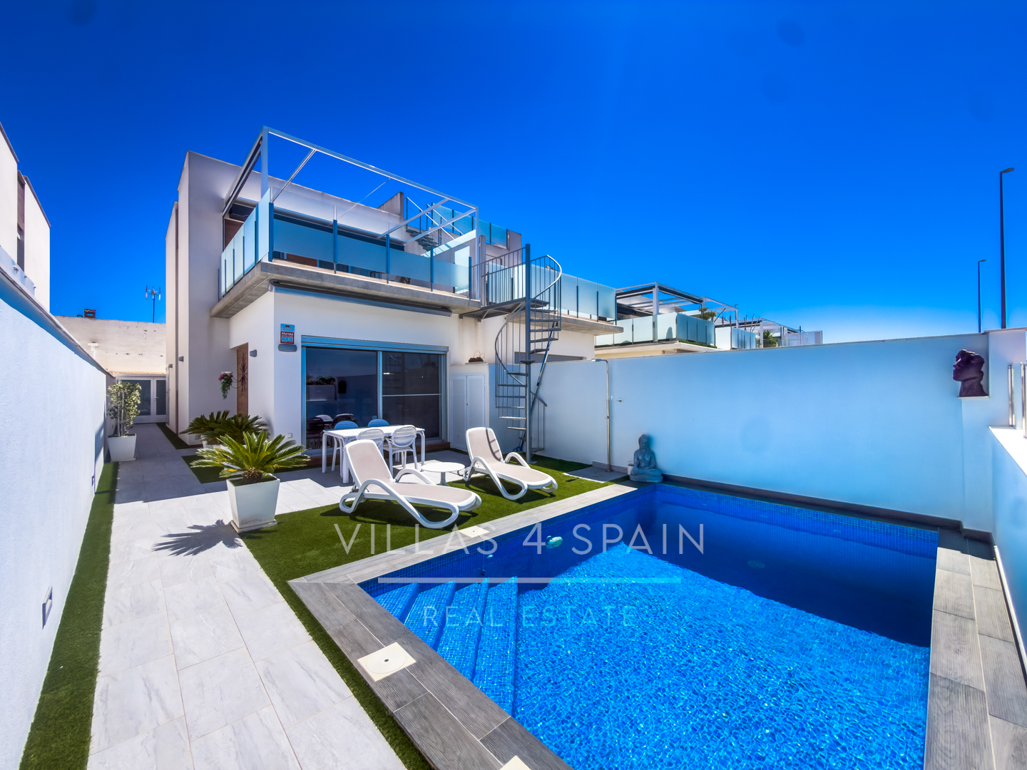 Resale -  3 Bed 3 Bath Villa with a private pool in Daya Vieja Alicante - av. principes de asturias - Alicante