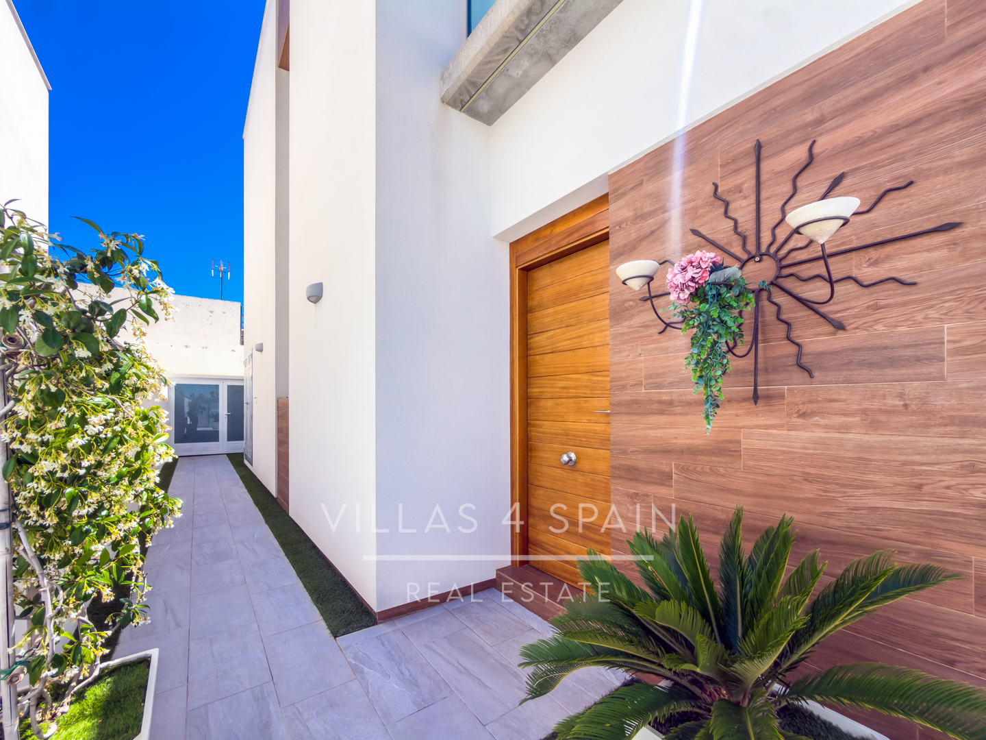 Resale -  3 Bed 3 Bath Villa with a private pool in Daya Vieja Alicante - av. principes de asturias - Alicante
