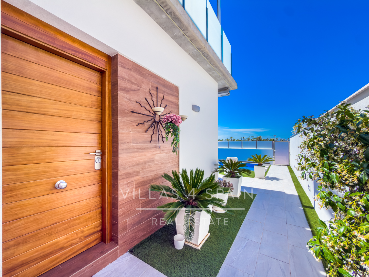 Resale -  3 Bed 3 Bath Villa with a private pool in Daya Vieja Alicante - av. principes de asturias - Alicante