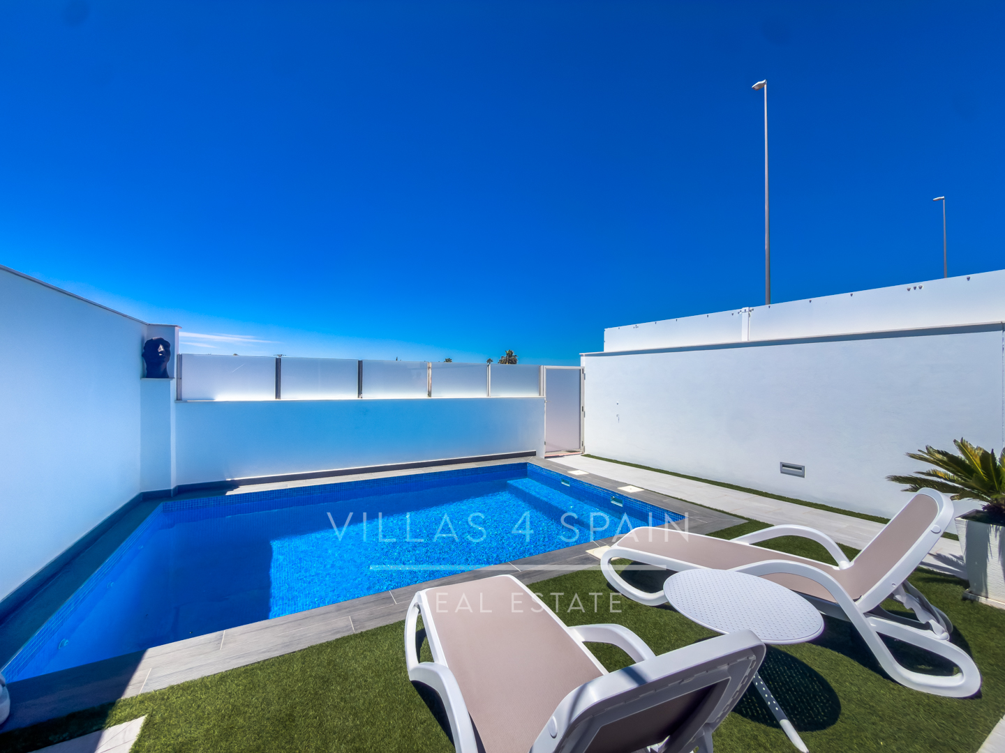 Resale -  3 Bed 3 Bath Villa with a private pool in Daya Vieja Alicante - av. principes de asturias - Alicante
