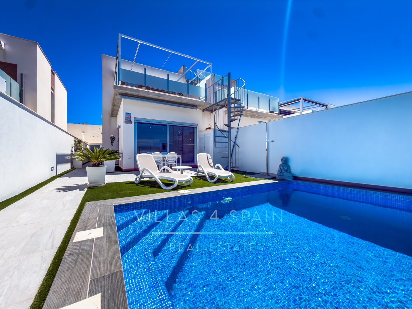 Resale -  3 Bed 3 Bath Villa with a private pool in Daya Vieja Alicante - av. principes de asturias - Alicante