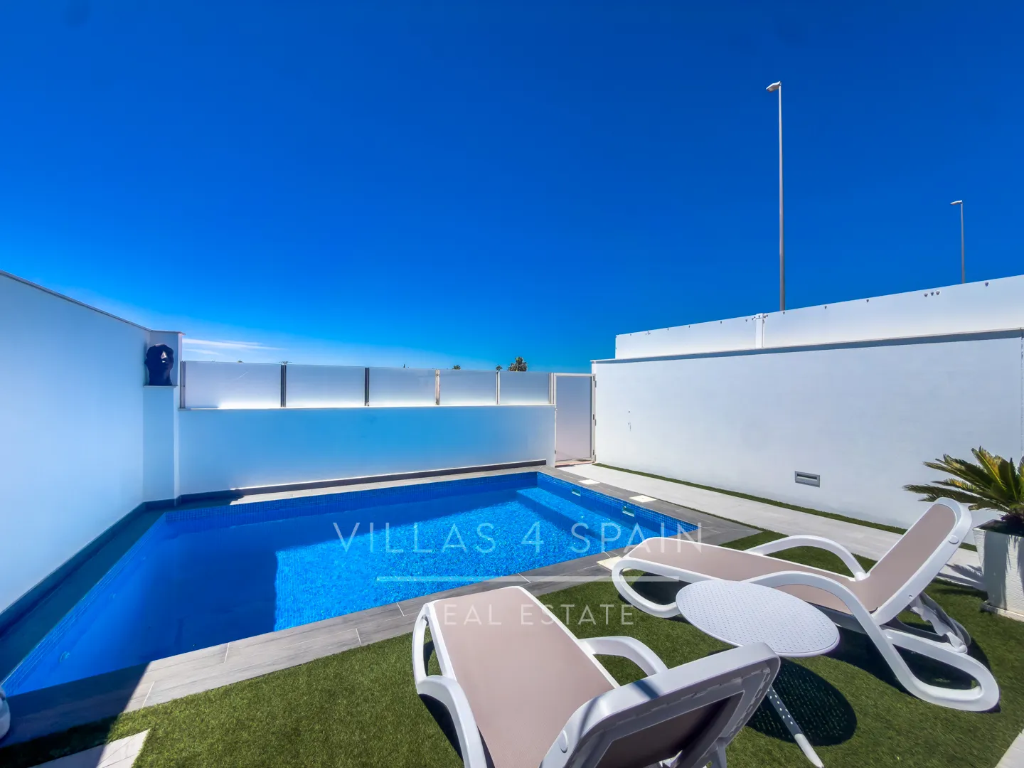Resale -  3 Bed 3 Bath Villa with a private pool in Daya Vieja Alicante - av. principes de asturias - Alicante
