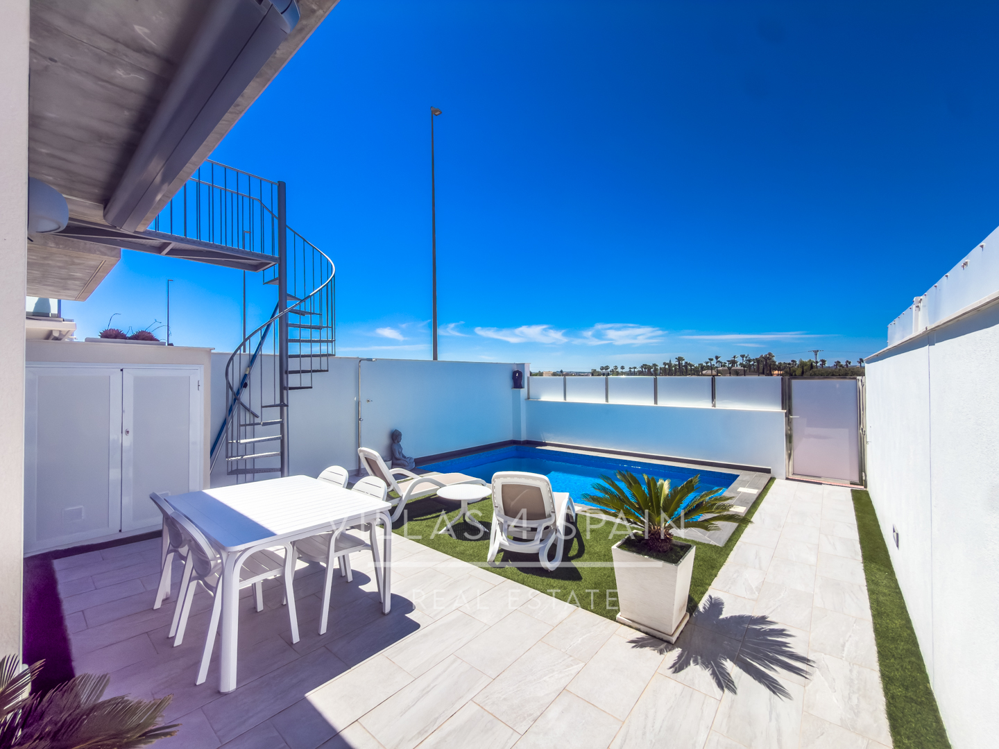 Resale -  3 Bed 3 Bath Villa with a private pool in Daya Vieja Alicante - av. principes de asturias - Alicante