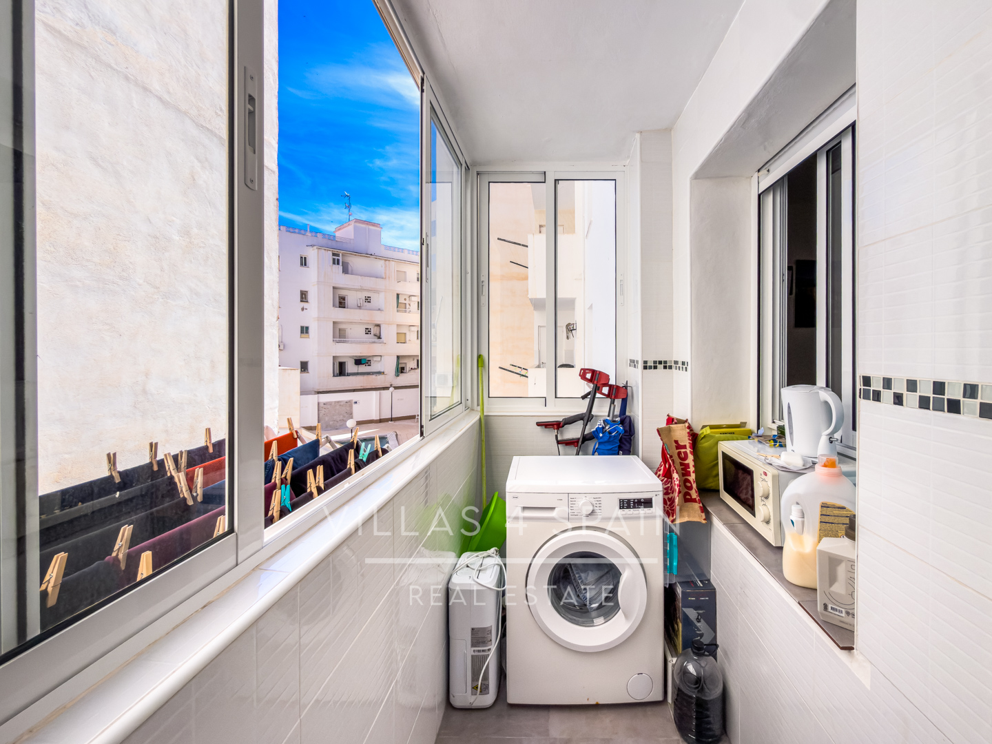Sold - SOLD fully renovated 3 bed 1 bath apartment 100 metres from the Beach - Calle Mar Baltico  - Alicante