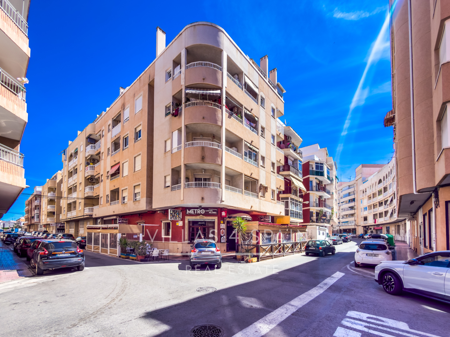 Sold - Renovated 3 bed 1 bath apartment 100 metres from the Beach - Calle Mar Baltico  - Alicante