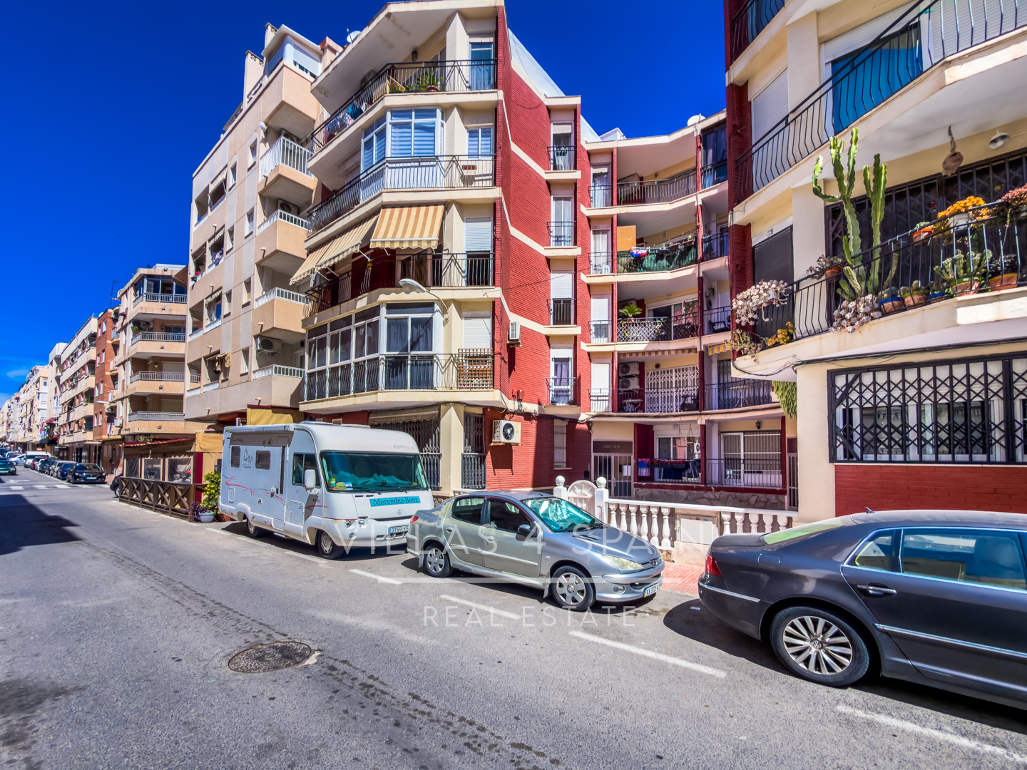 Sold - Renovated 3 bed 1 bath apartment 100 metres from the Beach - Calle Mar Baltico  - Alicante