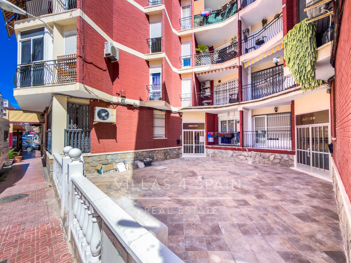 Sold - Renovated 3 bed 1 bath apartment 100 metres from the Beach - Calle Mar Baltico  - Alicante