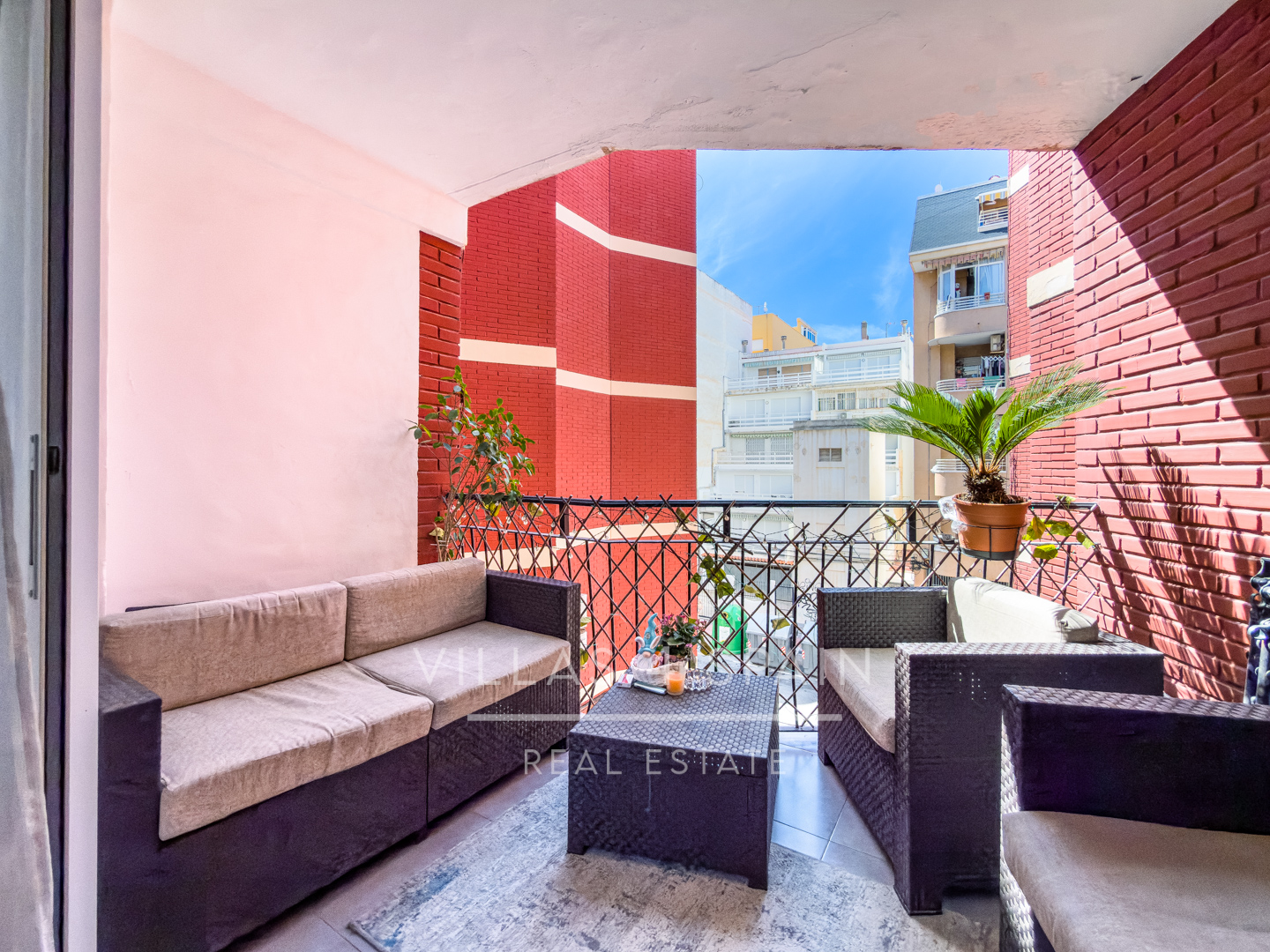 Sold - Renovated 3 bed 1 bath apartment 100 metres from the Beach - Calle Mar Baltico  - Alicante