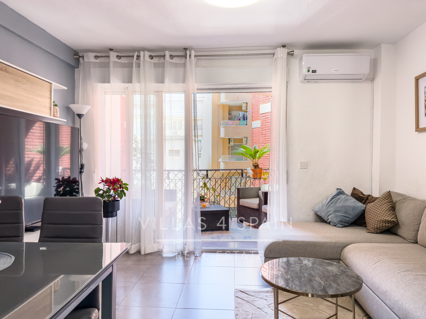 Sold - Renovated 3 bed 1 bath apartment 100 metres from the Beach - Calle Mar Baltico  - Alicante