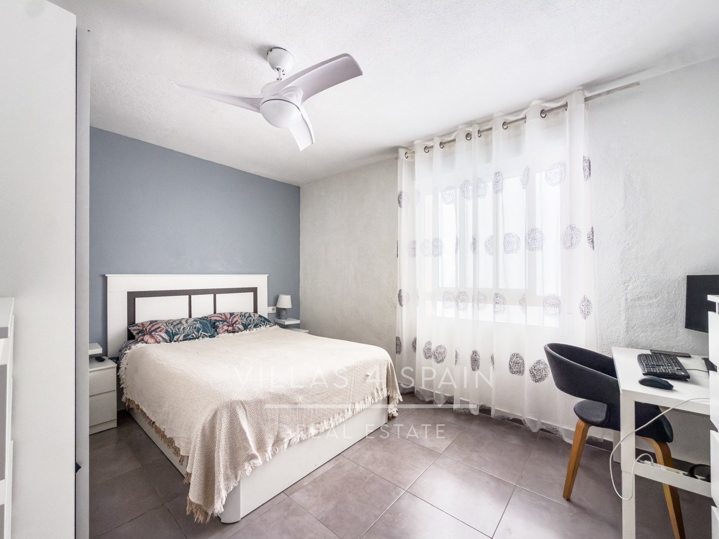 Sold - Renovated 3 bed 1 bath apartment 100 metres from the Beach - Calle Mar Baltico  - Alicante