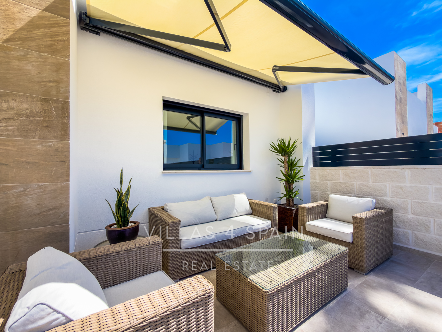 Resale - 3 Bedroom, 2 Bath New Villa with private pool and parking for sale in La Marina. - calle fernando rey  - Alicante