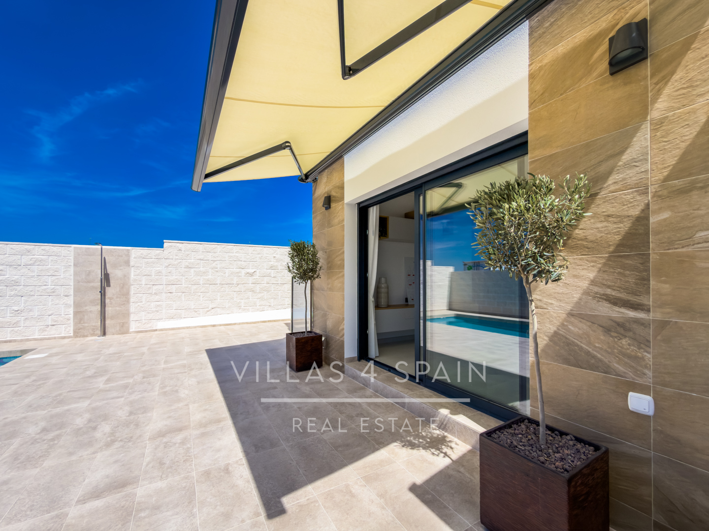 Resale - 3 Bedroom, 2 Bath New Villa with private pool and parking for sale in La Marina. - calle fernando rey  - Alicante