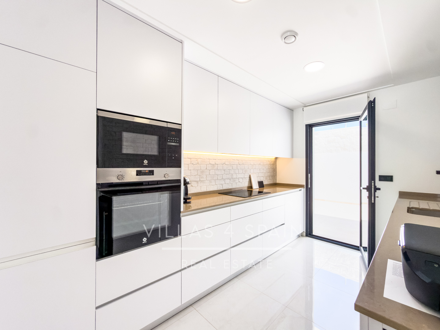 Resale - 3 Bedroom, 2 Bath New Villa with private pool and parking for sale in La Marina. - calle fernando rey  - Alicante