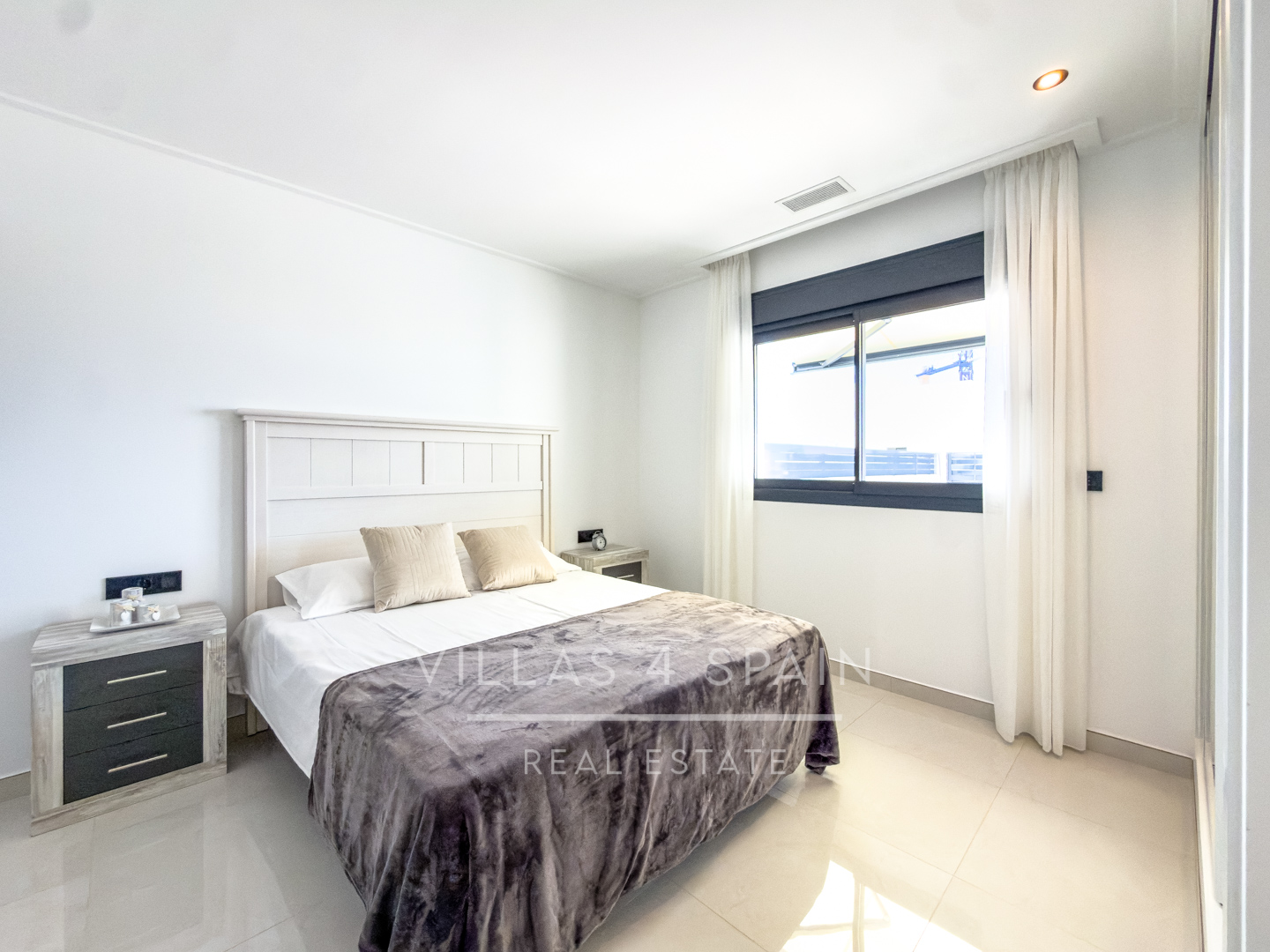 Resale - 3 Bedroom, 2 Bath New Villa with private pool and parking for sale in La Marina. - calle fernando rey  - Alicante