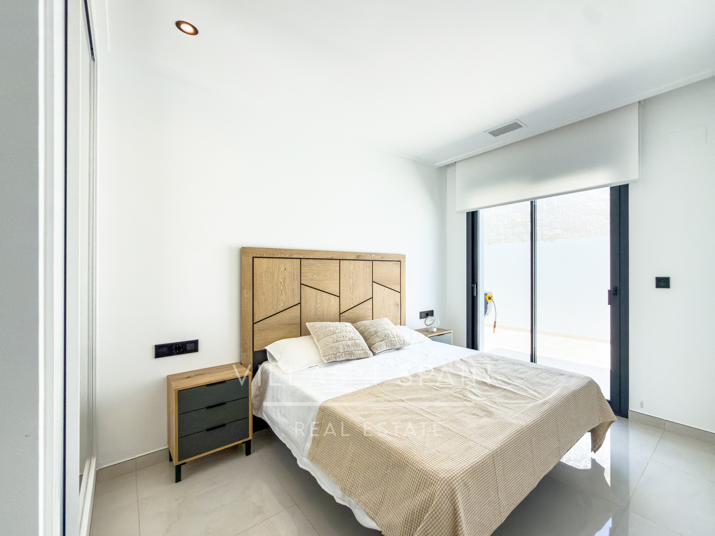 Resale - 3 Bedroom, 2 Bath New Villa with private pool and parking for sale in La Marina. - calle fernando rey  - Alicante
