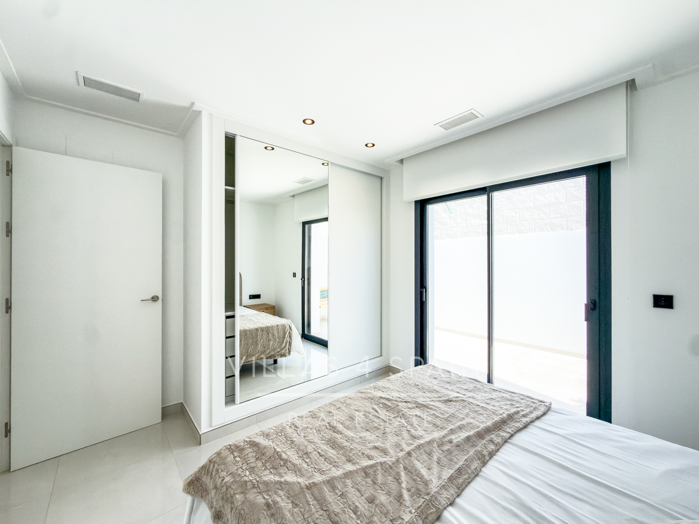 Resale - 3 Bedroom, 2 Bath New Villa with private pool and parking for sale in La Marina. - calle fernando rey  - Alicante
