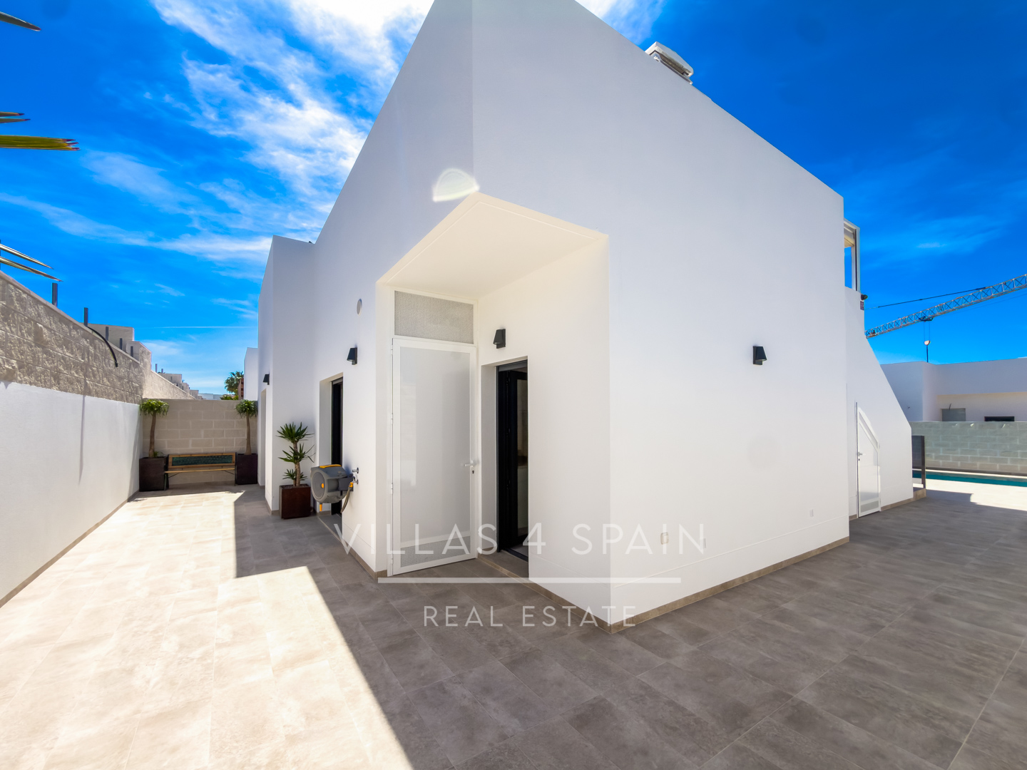 Resale - 3 Bedroom, 2 Bath New Villa with private pool and parking for sale in La Marina. - calle fernando rey  - Alicante