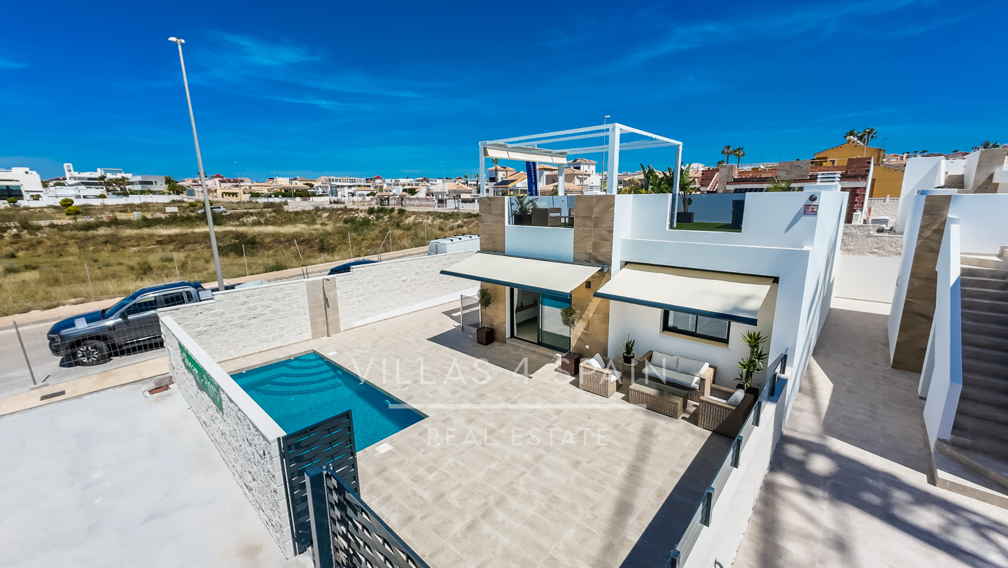 Resale - 3 Bedroom, 2 Bath New Villa with private pool and parking for sale in La Marina. - calle fernando rey  - Alicante