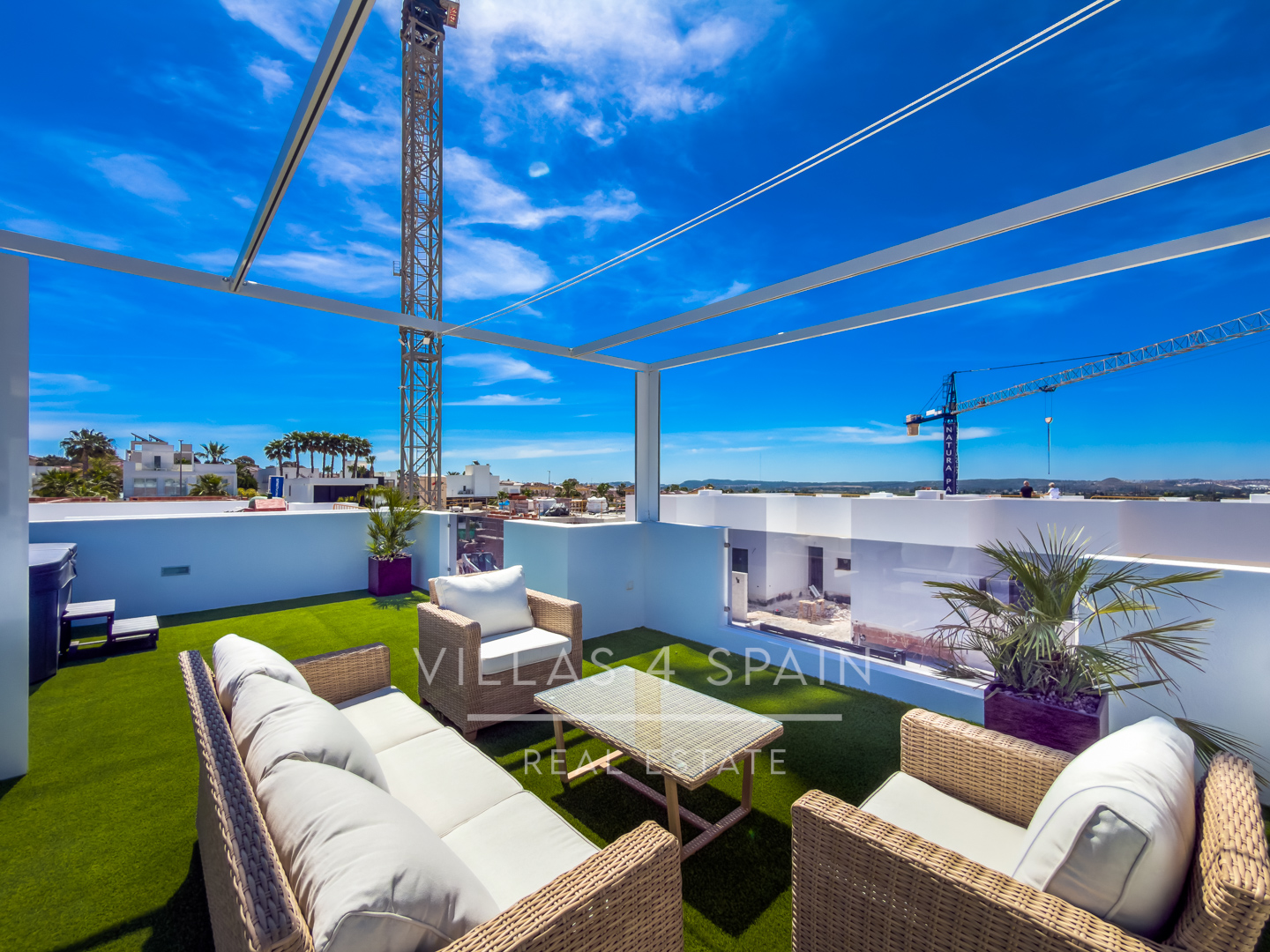 Resale - 3 Bedroom, 2 Bath New Villa with private pool and parking for sale in La Marina. - calle fernando rey  - Alicante