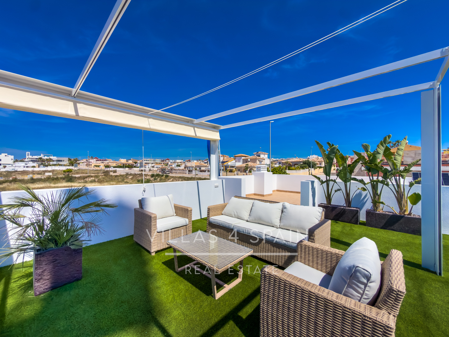 Resale - 3 Bedroom, 2 Bath New Villa with private pool and parking for sale in La Marina. - calle fernando rey  - Alicante